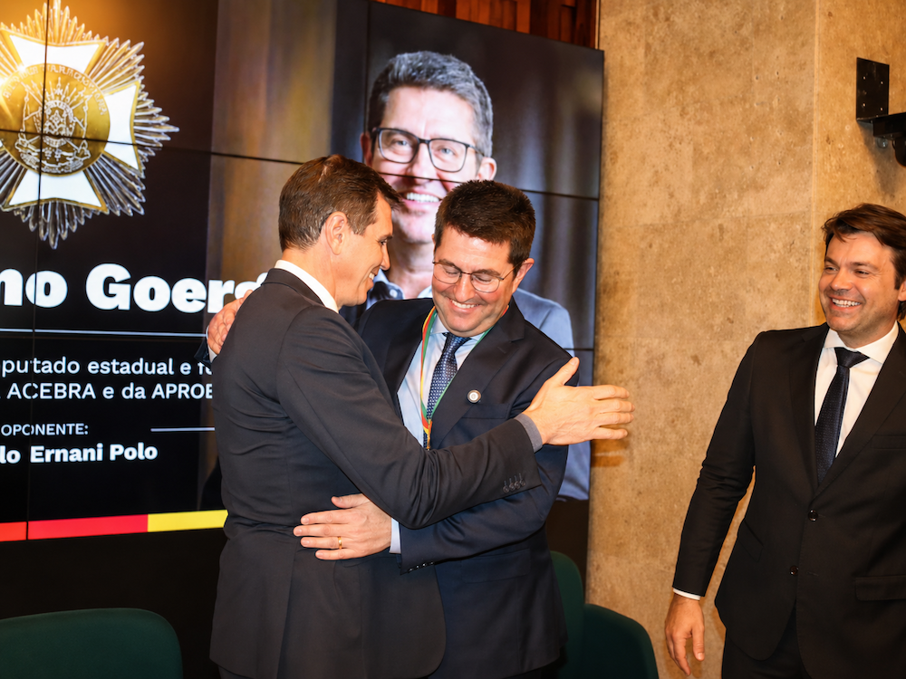 Jerônimo Goergen recebe a Medalha do Mérito Farroupilha na Assembleia Legislativa do RS